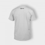 Vista posterior de una camiseta blanca lisa con un pequeño logotipo que dice "Woo Themes" cerca del cuello.