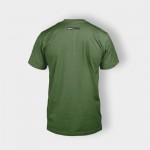 Camiseta verde vista desde atrás, con un pequeño logotipo "WooThemes" en la zona superior.