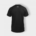Camiseta negra con la palabra "Woo" impresa en la parte superior de la espalda, sobre un fondo blanco liso.