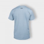 Una camiseta azul claro vista desde atrás, con la palabra "Woo" impresa cerca del escote.