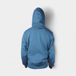 Persona que viste una sudadera con capucha azul, con la palabra "WOO THEMES" impresa en la espalda.