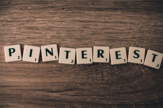 Las fichas de Scrabble deletrean 