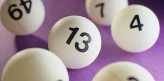 Varias bolas de lotería blancas numeradas, como una estrategia creativa de marketing online, están esparcidas sobre una superficie violeta, mostrando los números visibles 13, 4, 6, 7 y 2. Cada número representa el objetivo de crear combinaciones ganadoras.