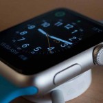 Un reloj inteligente con una correa azul muestra una esfera de reloj analógica.