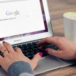 Persona escribiendo en una MacBook Air con la página de búsqueda de Google abierta, buscando maquetas de fotografías gratuitas e información de CRM.