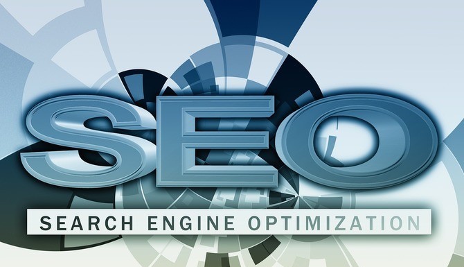 Las bases del SEO on-page Ilustración con el texto grande "SEO" y "Search Engine Optimization" debajo, rodeado de patrones geométricos abstractos en tonos azules y verdes.