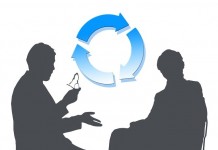 Dos personas en silueta están sentadas una frente a la otra. Una de ellas hace gestos mientras sostiene unas copas. Entre ellas se muestra un diagrama de flechas circulares.