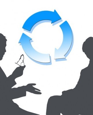 Dos personas en silueta están sentadas una frente a la otra. Una de ellas hace gestos mientras sostiene unas copas. Entre ellas se muestra un diagrama de flechas circulares.