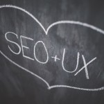 Pizarra con forma de corazón dibujada alrededor de las palabras "SEO + UX".