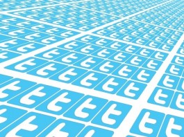 Logotipos de pájaros azules de Twitter en un patrón repetido sobre un fondo blanco.