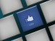 ¿Es posible convertir los Like de Facebook en suscriptores de email? Teclado estilizado con una tecla azul que presenta un ícono de pulgar hacia arriba y la palabra "Me gusta" entre teclas blancas.