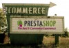 Un cartel de estilo retro en un campo muestra “eCommerce” y “PrestaShop: La Mejor Experiencia de Comercio Electrónico”, capturando la esencia del éxito para cualquier empresa que se aventure en los contenidos digitales.