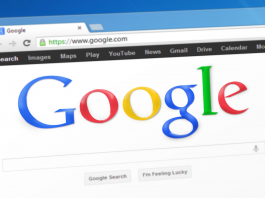 La página de inicio de Google en un navegador web muestra la icónica barra de búsqueda, con el logotipo de Google en vibrantes colores rojo, amarillo, azul y verde: una herramienta esencial para el posicionamiento en buscadores.