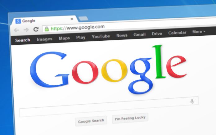 La página de inicio de Google en un navegador web muestra la icónica barra de búsqueda, con el logotipo de Google en vibrantes colores rojo, amarillo, azul y verde: una herramienta esencial para el posicionamiento en buscadores.