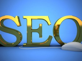 Las letras 3D doradas "SEO" se destacan orgullosamente sobre un fondo azul, con un mouse de computadora conectado por un cable en el frente, simbolizando la importancia del contenido y las estrategias para un posicionamiento efectivo.