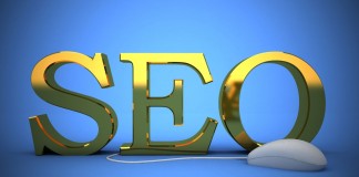 Las letras 3D doradas "SEO" se destacan orgullosamente sobre un fondo azul, con un mouse de computadora conectado por un cable en el frente, simbolizando la importancia del contenido y las estrategias para un posicionamiento efectivo.