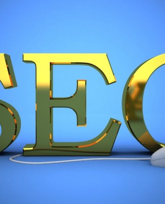 Las letras 3D doradas "SEO" se destacan orgullosamente sobre un fondo azul, con un mouse de computadora conectado por un cable en el frente, simbolizando la importancia del contenido y las estrategias para un posicionamiento efectivo.