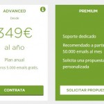 Opciones de precios de los servicios en español: “Starter” es gratuito anualmente, “Advanced” cuesta 349 € anuales y “Premium” ofrece propuestas personalizadas. Descubre “Otros Servicios”, que incluye consultoría sobre estrategias de SMS y redes sociales.