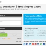 La página de registro de Hootsuite en español ofrece una prueba gratuita de 30 días. Puedes elegir entre facturación anual o mensual, con características detalladas. Al final, encontrarás íconos de redes sociales para conectar tus perfiles empresariales.