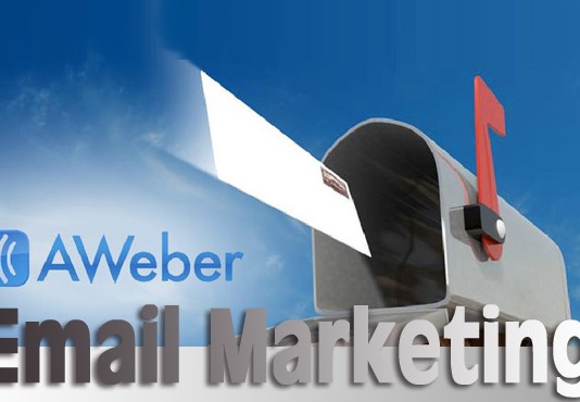 Un buzón con una bandera roja tiene un sobre que emerge de él contra un cielo azul. El texto dice "AWeber Email Marketing para impulsar las ventas".