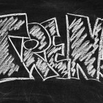 La palabra "TREND" está escrita en letras grandes, similares a las de tiza, sobre un fondo de pizarra.