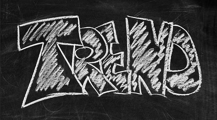 La palabra "TREND" está escrita en letras grandes, similares a las de tiza, sobre un fondo de pizarra.