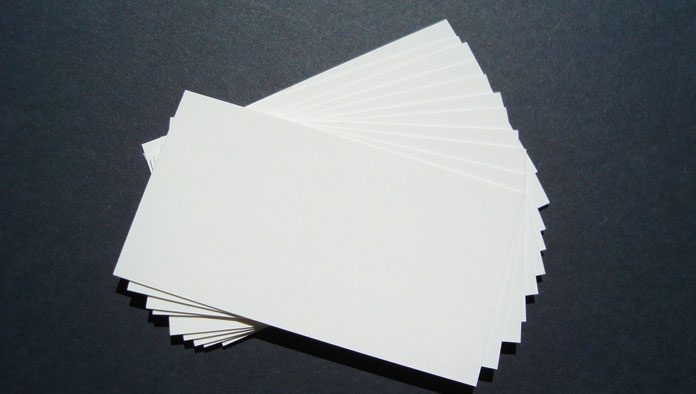 business-cards-1238745-1278x958 Una pila de tarjetas de presentación blancas en blanco, perfectas para la marca, se extiende sobre una superficie oscura.