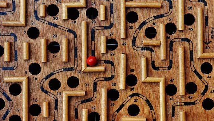 labyrinth-1738039_1280 En nuestra plataforma de comercio electrónico se encuentra disponible un juego de laberinto de madera con caminos y agujeros numerados. Una bola roja reposa en el laberinto, cerca del número 36, lista para que la recorras a través de la tienda online.