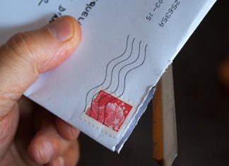 Una mano que utiliza h&aacute;bilmente un abrecartas de metal para revelar el contenido de un sobre blanco con un sello postal rojo; todo es parte de una apertura ingeniosa, dominada por especialistas en marketing para lograr una primera impresi&oacute;n perfecta.