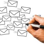 Dibujo a mano de varios sobres con un marcador negro sobre un fondo blanco.