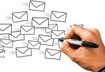 Dibujo a mano de varios sobres con un marcador negro sobre un fondo blanco.