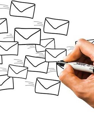 Dibujo a mano de varios sobres con un marcador negro sobre un fondo blanco.