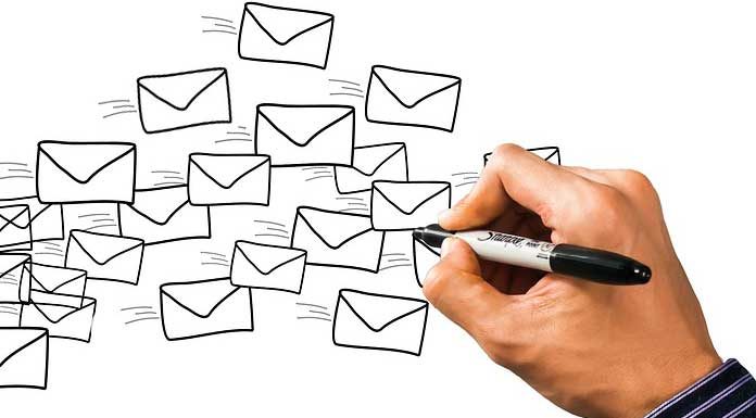 Dibujo a mano de varios sobres con un marcador negro sobre un fondo blanco.