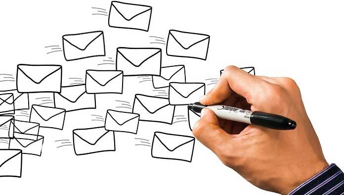email-marketing Dibujo a mano de varios sobres con un marcador negro sobre un fondo blanco.