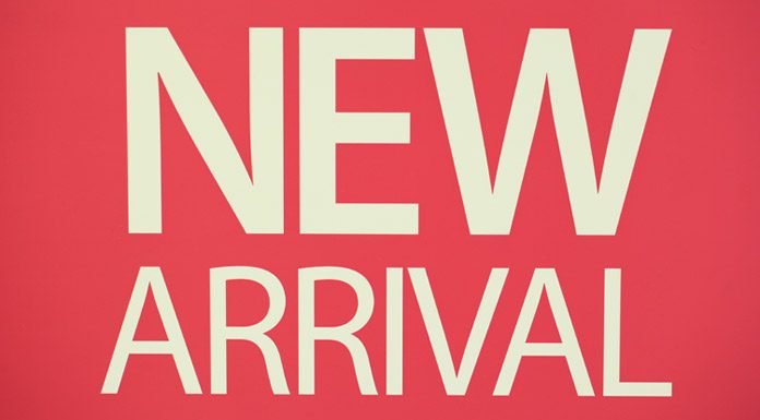 Cómo promocionar un nuevo producto Sobre un fondo rojo vibrante, letras blancas en negrita anuncian la "NUEVA LLEGADA", capturando la emoción de los nuevos proyectos en el horizonte.