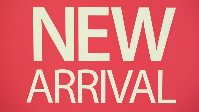 promocionar-producto Sobre un fondo rojo vibrante, letras blancas en negrita anuncian la