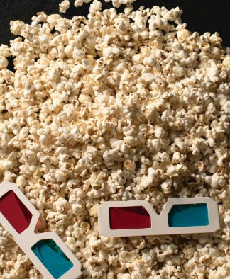 Animaciones 3D para tus campañas Una pila de palomitas de maíz con un par de gafas 3D rojas y azules encima te invita a adentrarte en un mundo donde las animaciones 3D cobran vida.