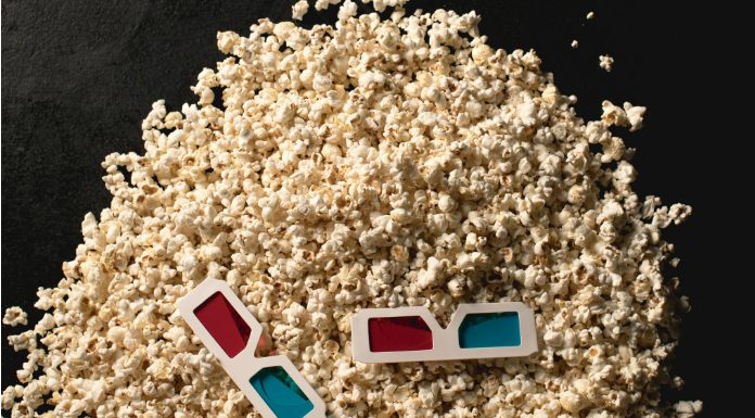 Animaciones 3D para tus campañas Una pila de palomitas de maíz con un par de gafas 3D rojas y azules encima te invita a adentrarte en un mundo donde las animaciones 3D cobran vida.