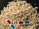 Una pila de palomitas de maíz con un par de gafas 3D rojas y azules encima te invita a adentrarte en un mundo donde las animaciones 3D cobran vida.