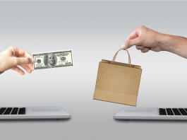 Dos pantallas de portátiles con manos que emergen; una sostiene un billete de dólar y la otra una bolsa de la compra. Esta escena captura la esencia de las compras y el marketing online, y simboliza cómo las estrategias de promoción llegan a los clientes sin esfuerzo en la era digital.