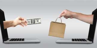 Dos pantallas de portátiles con manos que emergen; una sostiene un billete de dólar y la otra una bolsa de la compra. Esta escena captura la esencia de las compras y el marketing online, y simboliza cómo las estrategias de promoción llegan a los clientes sin esfuerzo en la era digital.