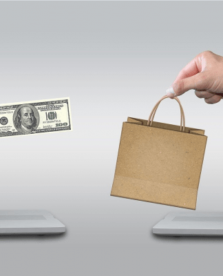 Dos pantallas de portátiles con manos que emergen; una sostiene un billete de dólar y la otra una bolsa de la compra. Esta escena captura la esencia de las compras y el marketing online, y simboliza cómo las estrategias de promoción llegan a los clientes sin esfuerzo en la era digital.