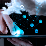 Una persona interactúa con una tableta que muestra una nube digital e íconos de red, que simbolizan la seguridad y los beneficios de la tecnología de computación en la nube.