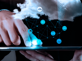 Una persona interactúa con una tableta que muestra una nube digital e íconos de red, que simbolizan la seguridad y los beneficios de la tecnología de computación en la nube.