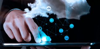 Una persona interactúa con una tableta que muestra una nube digital e íconos de red, que simbolizan la seguridad y los beneficios de la tecnología de computación en la nube.