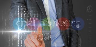 Estrategias de email marketing: Consejos para campañas de correo electrónico más efectivas Persona con traje que señala una interfaz virtual con las palabras "marketing por correo electrónico" e íconos flotando alrededor.