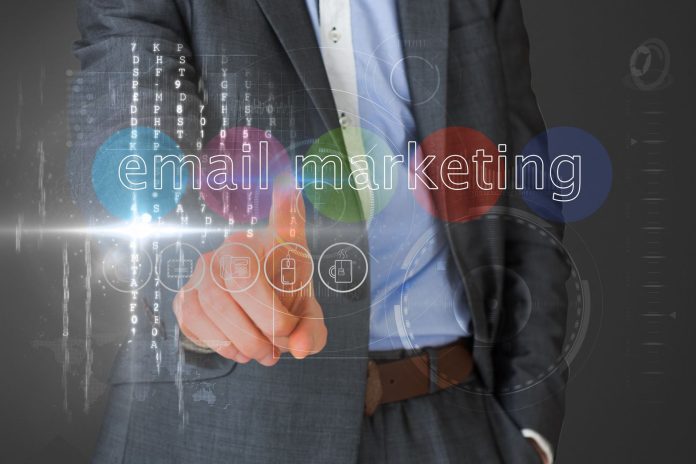 Persona con traje que señala una interfaz virtual con las palabras 