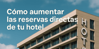 Cómo aumentar las reservas directas de tu hotel Moderno edificio hotelero con balcones bajo un cielo azul; el texto en español dice "Cómo aumentar las reservas directas de tu hotel.