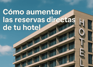 Moderno edificio hotelero con balcones bajo un cielo azul; el texto en espa&ntilde;ol dice "C&oacute;mo aumentar las reservas directas de tu hotel.