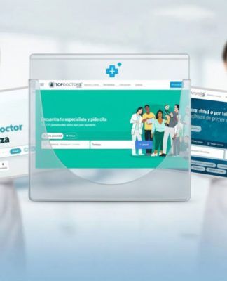 Cuatro médicos de pie en el fondo, mientras en primer plano aparecen cinco sitios web sanitarios para encontrar médicos.